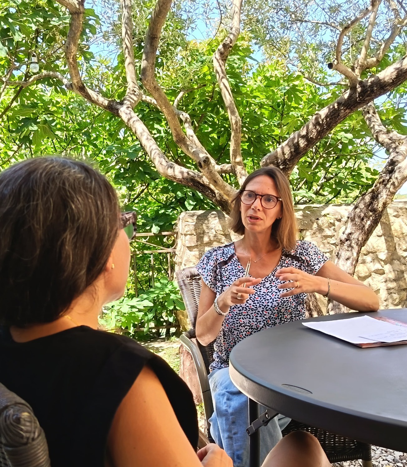 Adeline Gourdon en séance de coaching individuel en extérieur, sous les arbres